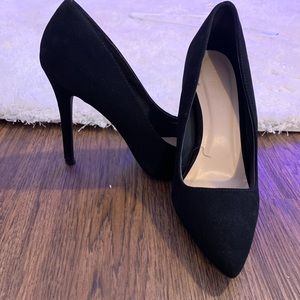Black pumps